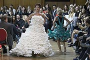 Secret Fashion Shwo 2ß016: zum Abschluß die teils opulenten, aus altem Papier und Materialien umweltfreundlich und nachhaltig produzierten Outfits von CHT Graz (©Foto: Martin Schmitz)